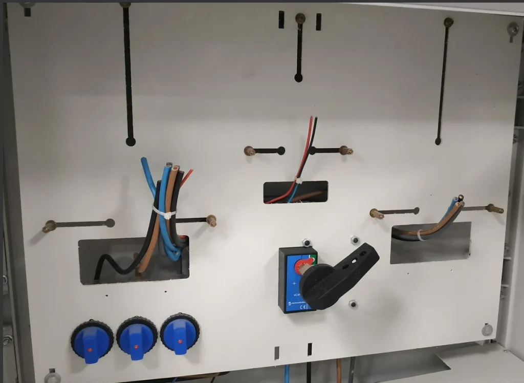 Placa SMC de montaje estándar en cuadro eléctrico — Composites Martiartu